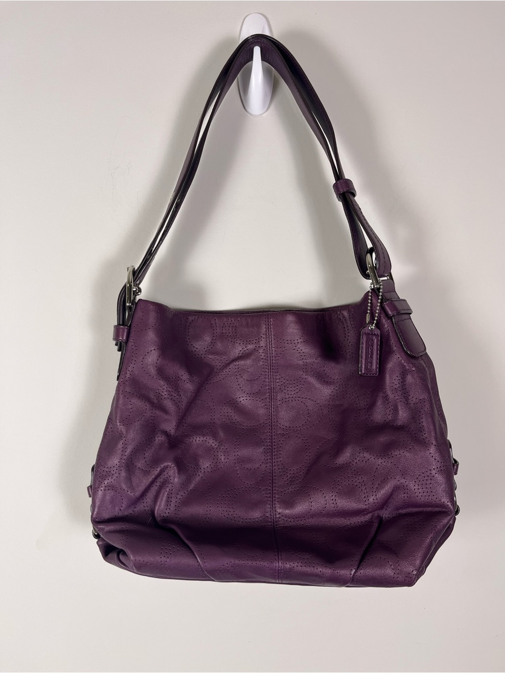 Coach Signature Perforated Plum Leather Shoulder Bag Hobo Logo Keychain - Picture 4 of 15